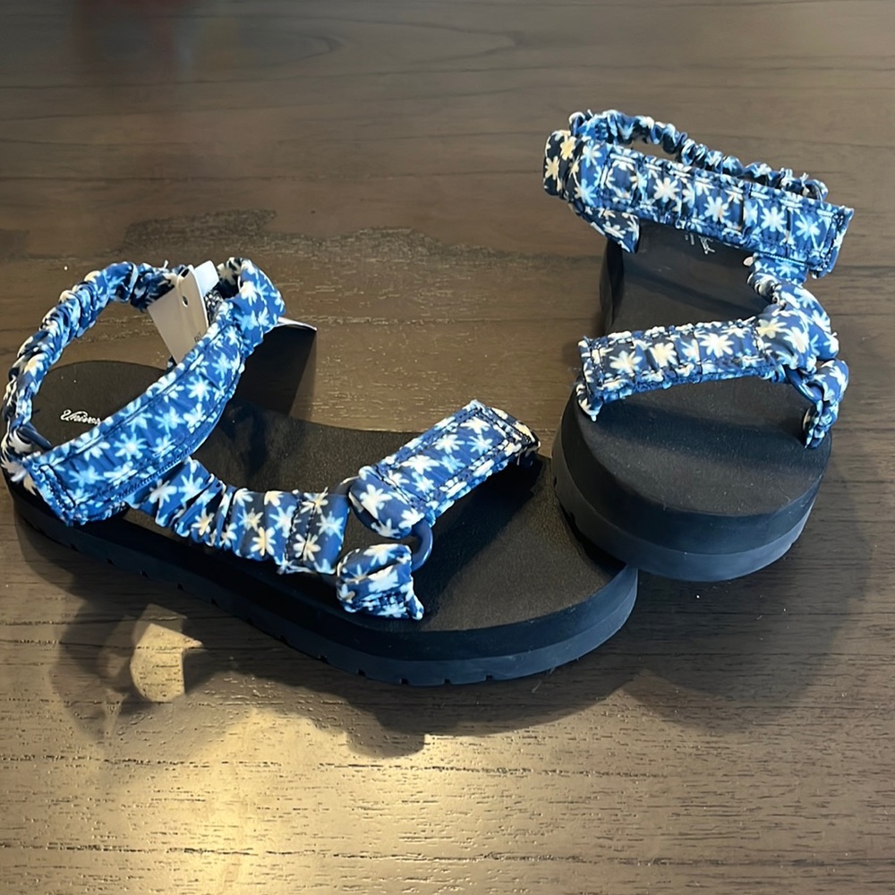 NWT Universal Thread Sandal